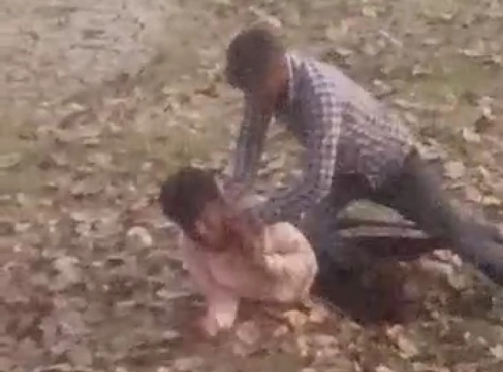 बड़ा भाई छोटे भाई की जान लेने पर तुला , पिटाई करते ग्रामीणों ने वीडियो बनाकर किया वायरल , देंखे वीडियो