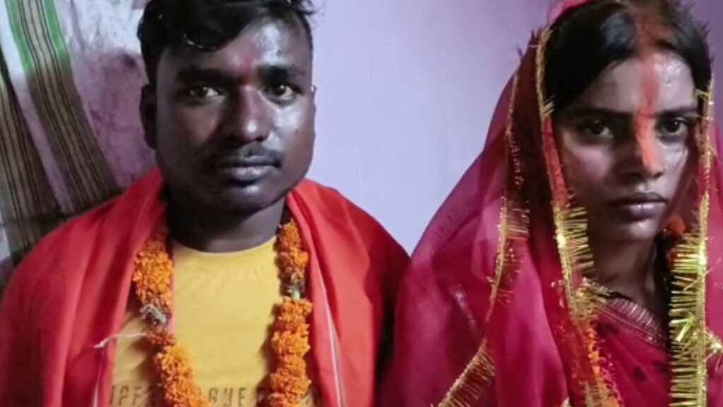 AURANGABAD : ग्रामीणों ने  प्रेमी-युगल को पकड़ कर सौंपा पुलिस को , पुलिस ने कराई  थाना परिसर में दोनो की शादी