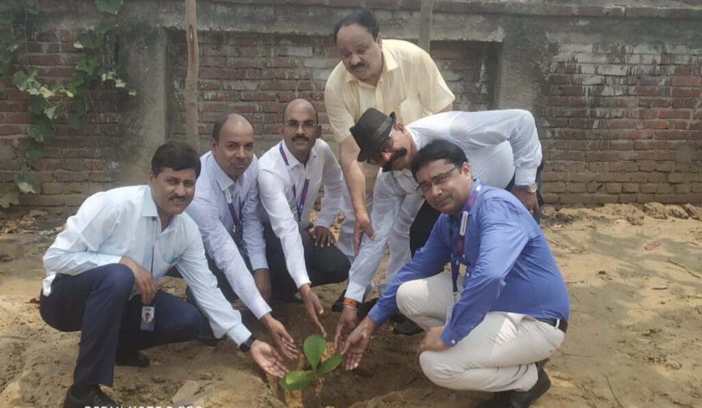 AURANGABAD : एसबीआई  के 67वां स्थापना दिवस पर क्षेत्रीय प्रबंधक ने किया वृक्षारोपण , कहा सांसे अनमोल है सभी अपने जन्मदिन पर जरूर लगाएं पौधे